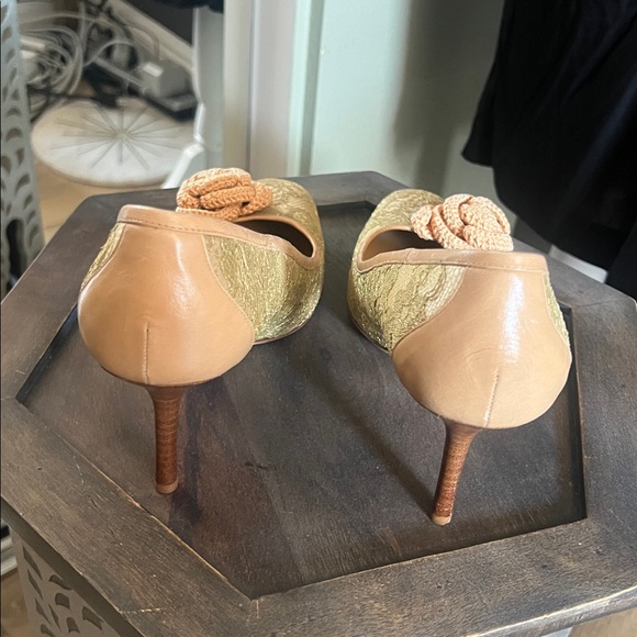 🛑 1 hour sale. Valentino Garavani, size 9.5, Tan Lace Heels w/ crochet Flower - Picture 4 of 13